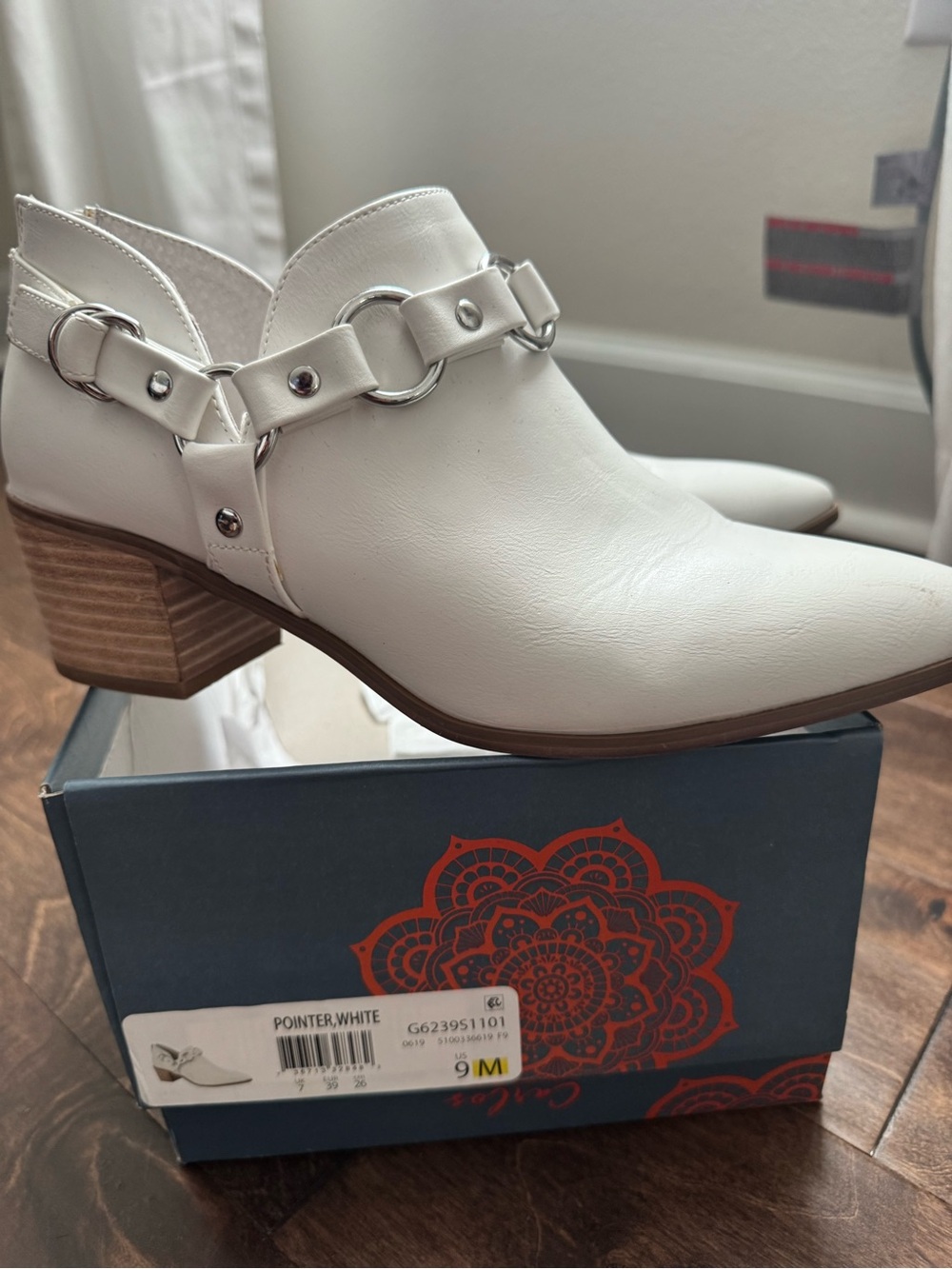 Carlos by Carlos Santana White Pointed Ankle Booties with Ring Strap - Picture 2 of 3